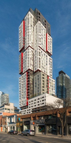 Picasso on Richmond Tower, Toronto 20170416 1