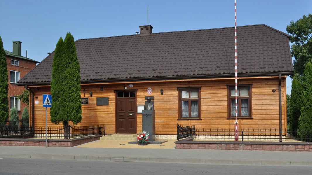 PL - Tuszów Narodowy - dom Władysława Sikorskiego - 2011-09-17 006 cr