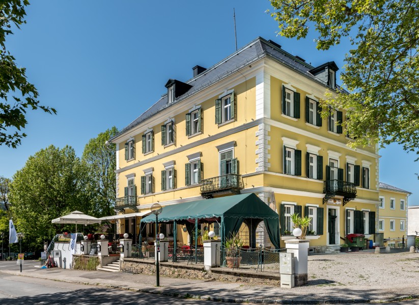 Poertschach Bahnhofplatz Oesterreichischer Hof NO-Ansicht 27052017 8950