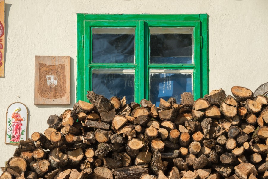 Poertschach Gaisrueckenstrasse 69 Brennholz vor Fenster 07022014 9590
