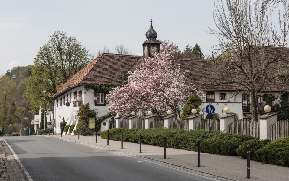 Poertschach Leonstainerstrasse 1 Schloss Leonstain SO-Ansicht 07042016 1179