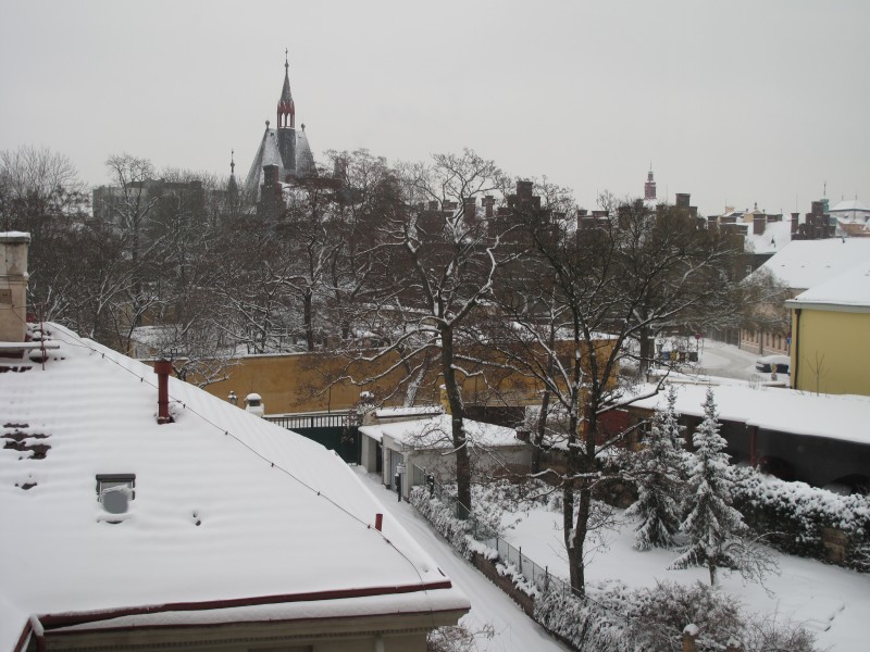 Praha, zahrada Psychiatrické kliniky a Zemská porodnice pod sněhem