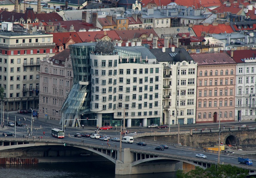 Praha Tancici dum