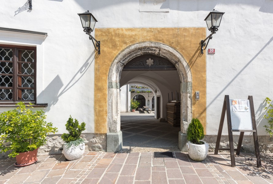 Radovljica Linhartov Trg 30 Pfarrhof-Portal 24062016 2834