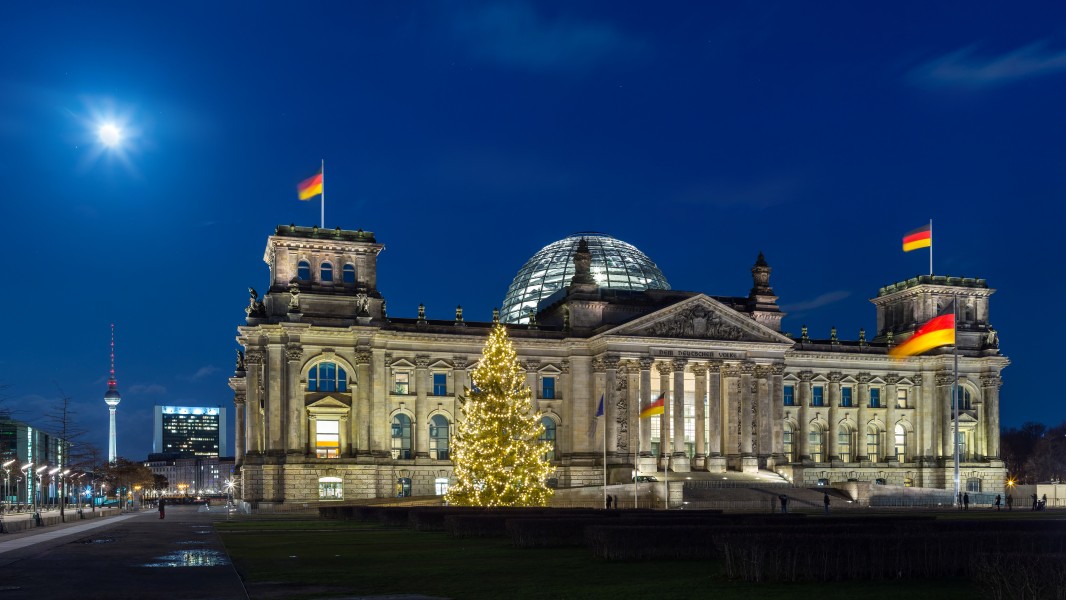 Reichstagsgebäude mit Weihnachtsbaum bei Nacht, Berlin, 151223, ako