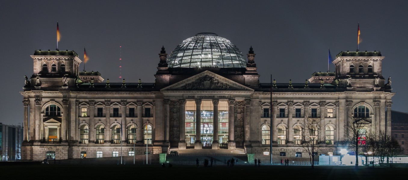 Reichstagsgebäude von Westen bei Nacht