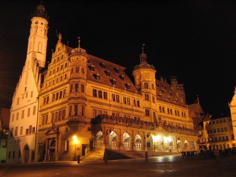 RodT Rathaus bei Nacht7069