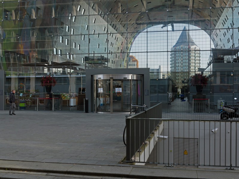 Rotterdam, het Potlood door de Markthallen heen foto5 2016-02-28 10.46
