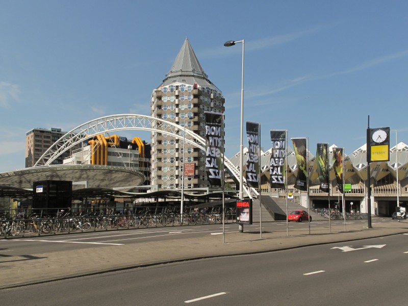 Rotterdam, station Blaak+het Potlood en de kubuswoningen foto5 2013-07-07 16.28