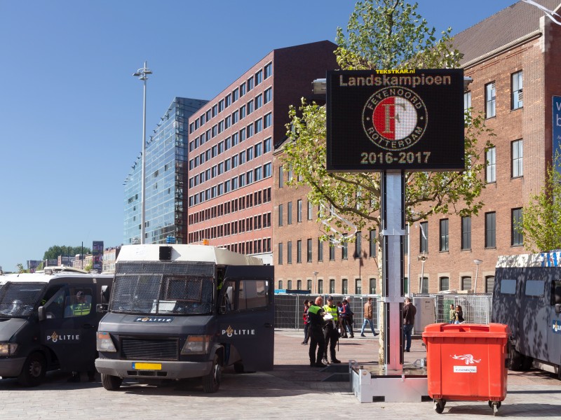 Rotterdam de Binnenrotte, lichtbak Feyenoord is landskampioen met voertuigen van de mobiele eenheid IMG 6831 2017-05-14 16.53