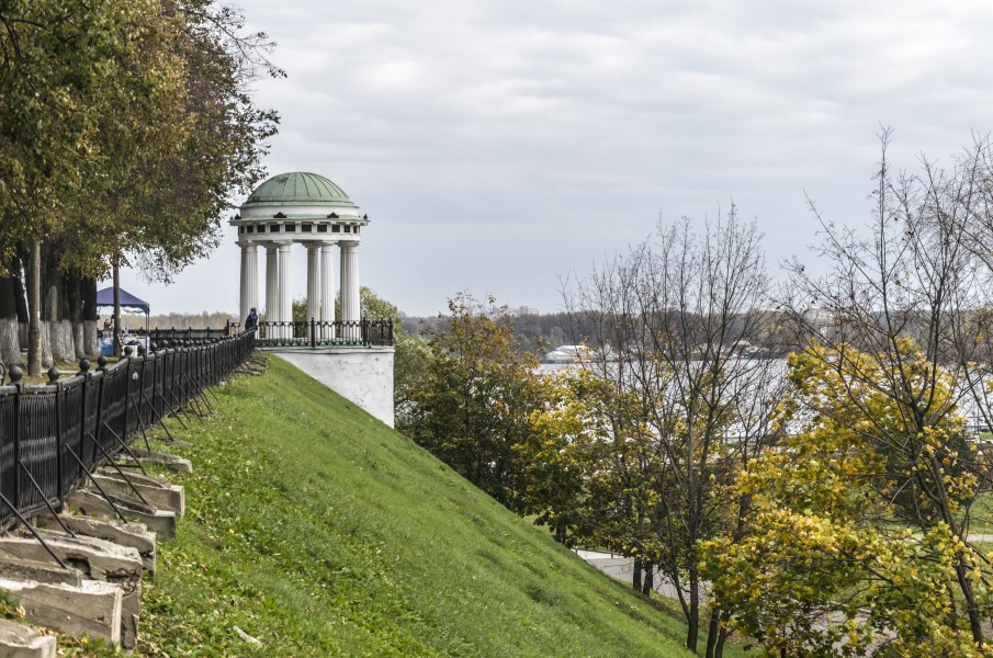 Rotunda at Kotoroslnaya Embankment in Yaroslavl 03