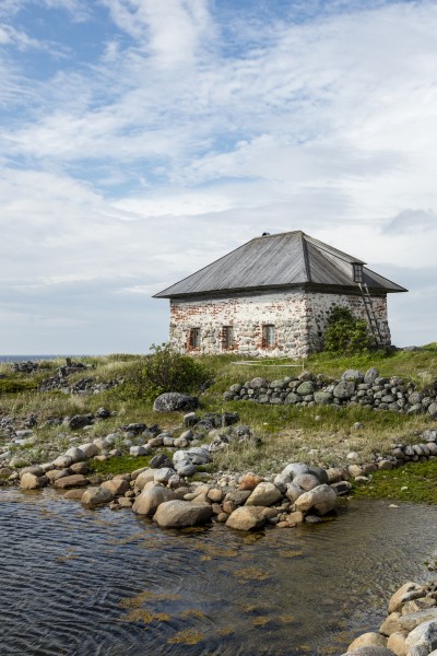 RUS-2016-Bolshoi Zayatsky Island-Stone House