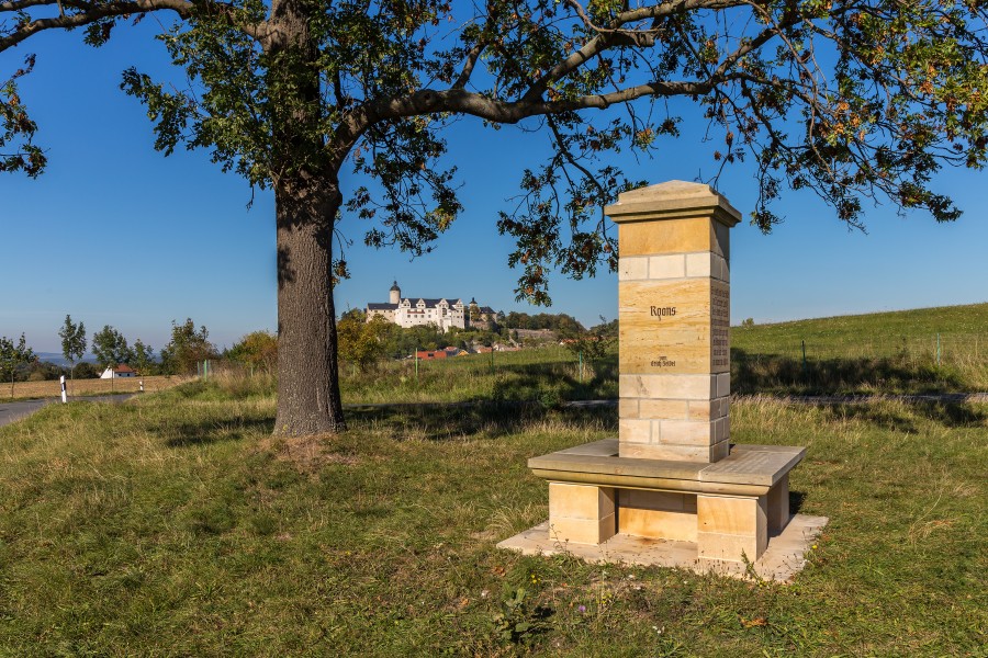 Sandsteinsäule mit dem Gedicht Roons, Ranis, Thüringen, 151002, ako