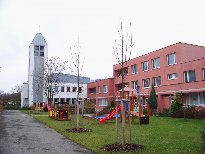 Sborový dům Milíče z Kroměříže a mateřská škola, od Donovalské