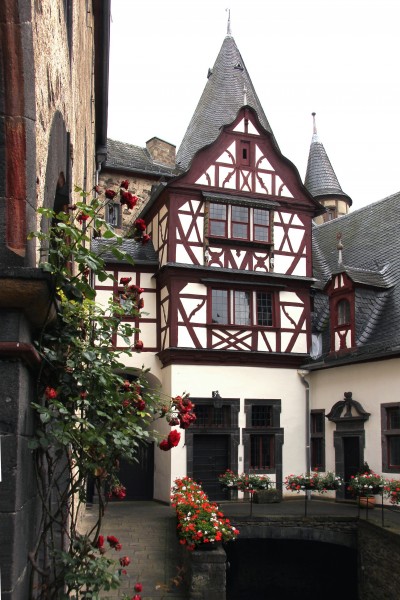 Schloss Bürresheim - Innenhof (2012-06-24)