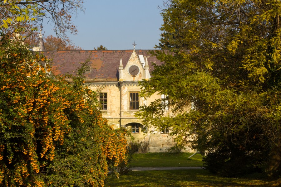Schlossanlage Walterskirchen, Hainburg (Frontalansicht, Querformat)