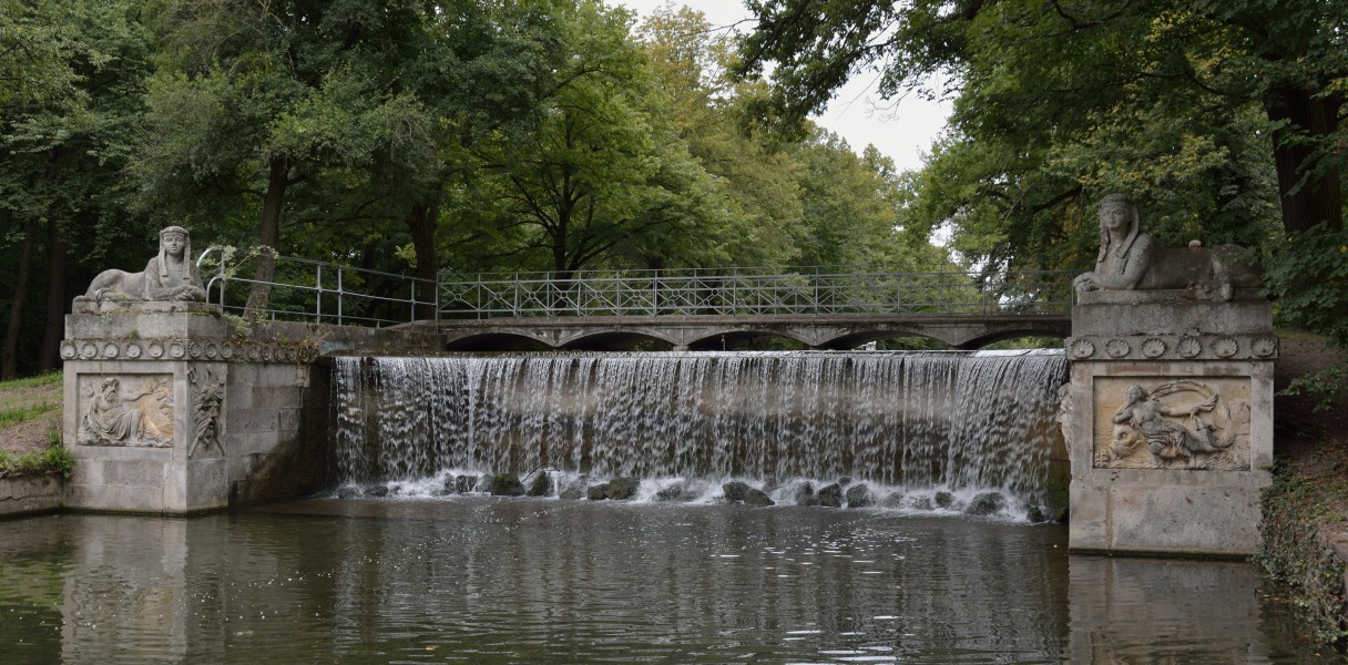 Schlosspark Laxenburg grosse Felsenkaskade DSC 4627w
