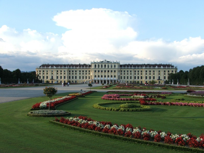 Schonebrunn palace flowers