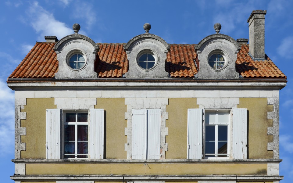 Sers 16 Maison XIXe Chiens assis 2014