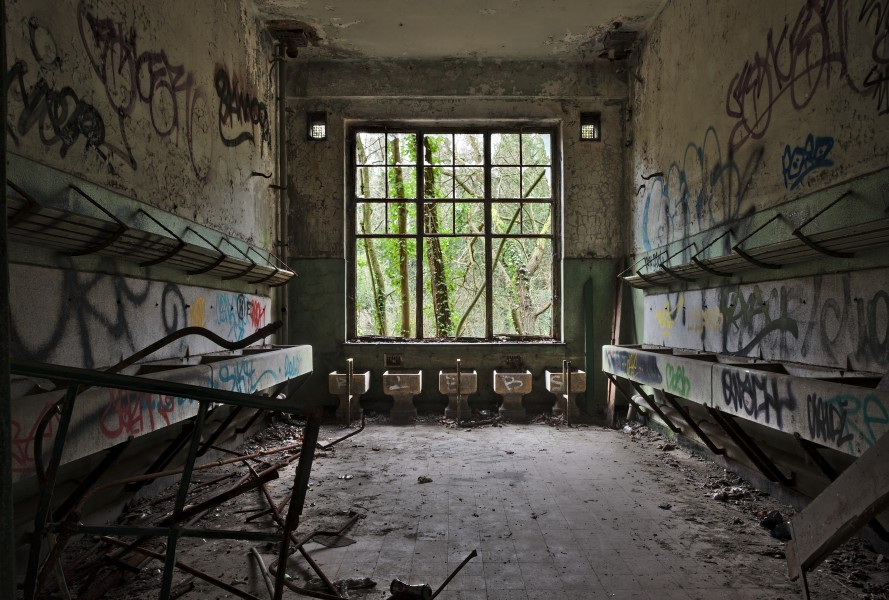 Sinks inside an abandoned military building in Fort de la Chartreuse, Liege, Belgium (DSCF3387-hdr)