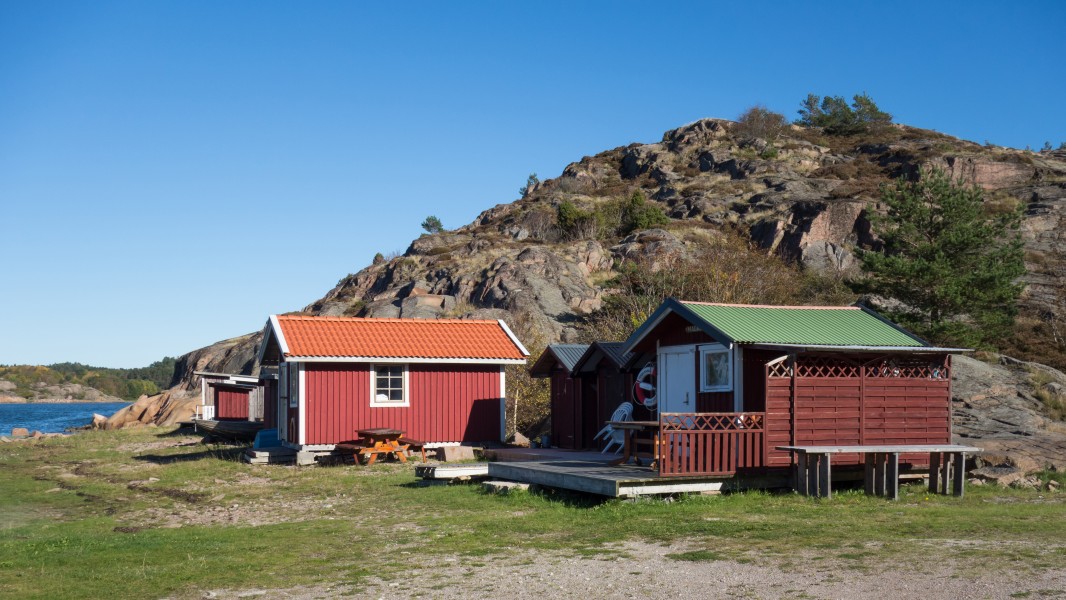 Small huts at Loddebo
