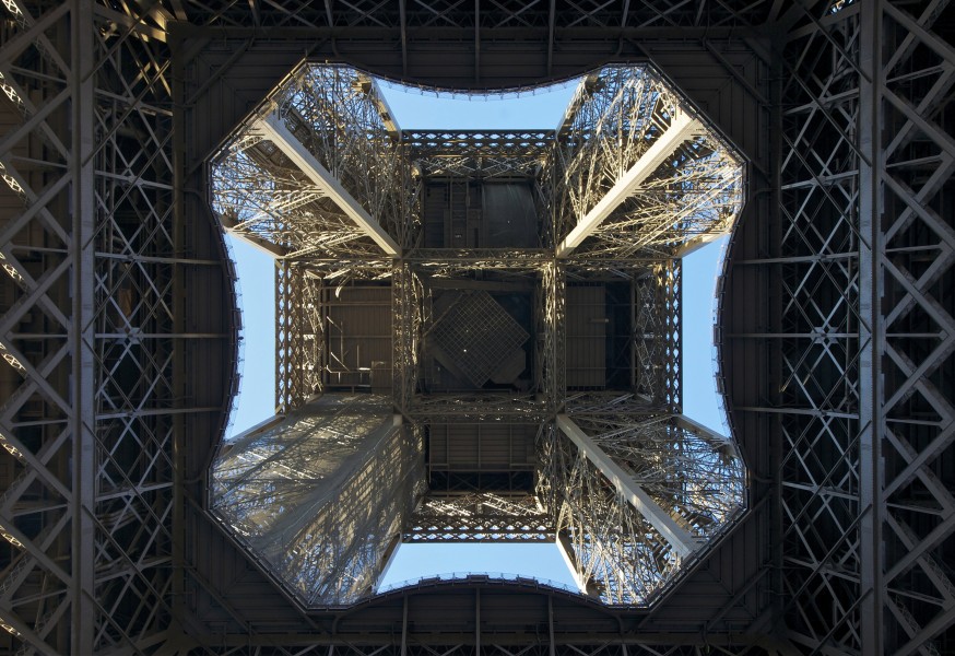 Sous la Tour Eiffel 1
