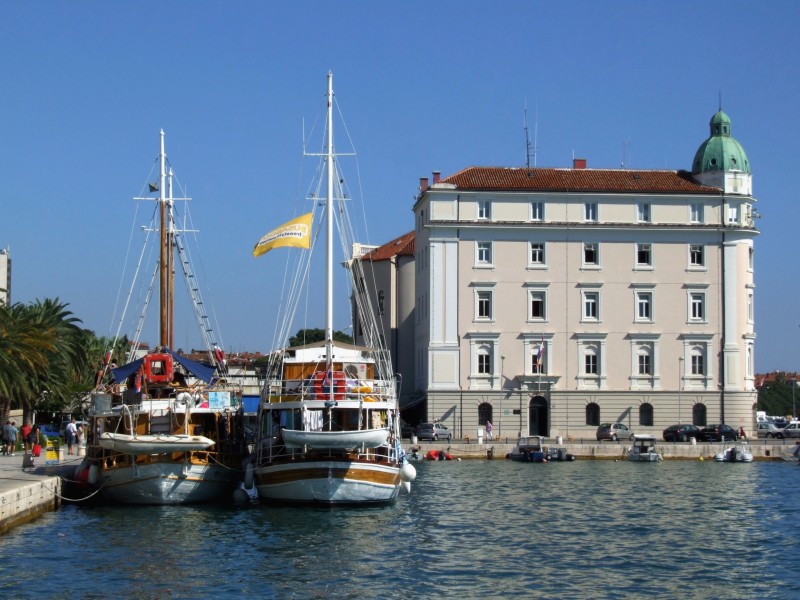 Split - Harbormaster's office and boats