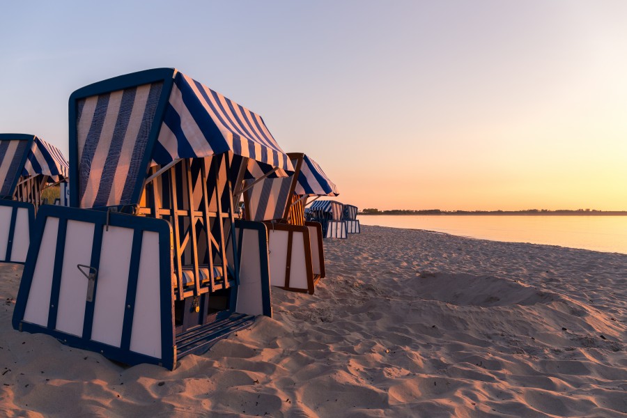 Strandkörbe in Juliusruh bei Sonnenaufgang