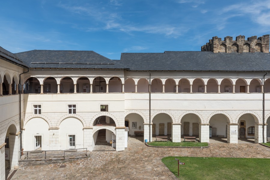 Strassburg Schloss Innenhof Arkaden 15042015 2012