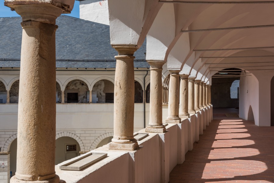 Strassburg Schloss Innenhof Arkaden 15042015 2021