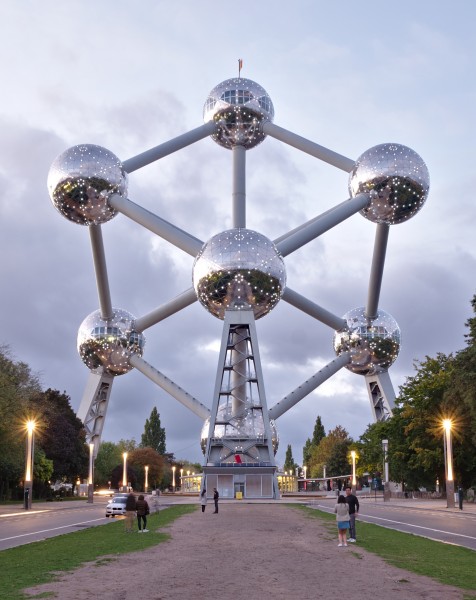 The Atomium during civil twilight (DSCF1135)