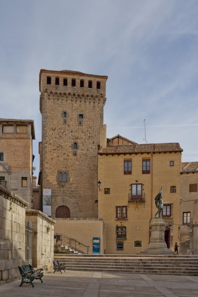 Torreón de Lozoya, Casa de Bornos, Casa de Solier, monumento a Juan Bravo