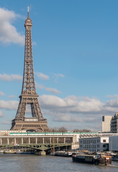 Tour Eiffel as seen from Ile aux Cygnes, 3 February 2014