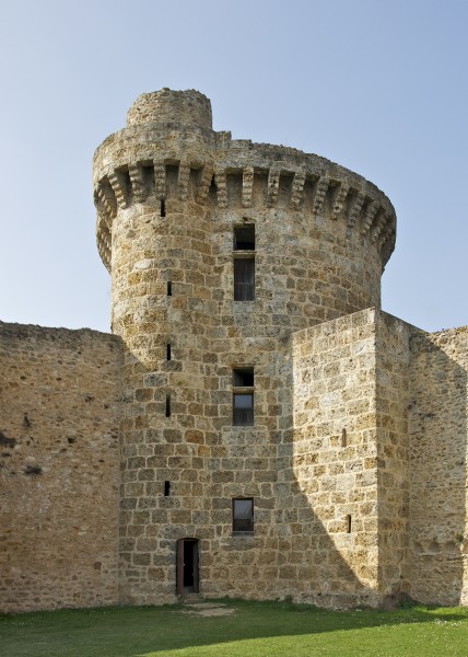 Tour restaurée Château Madeleine Chevreuse 1
