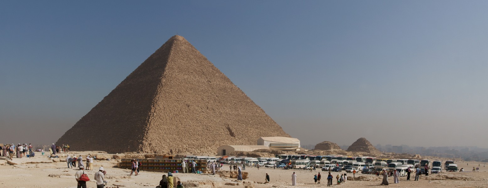 Tourist buses and the Great Pyramid of Giza