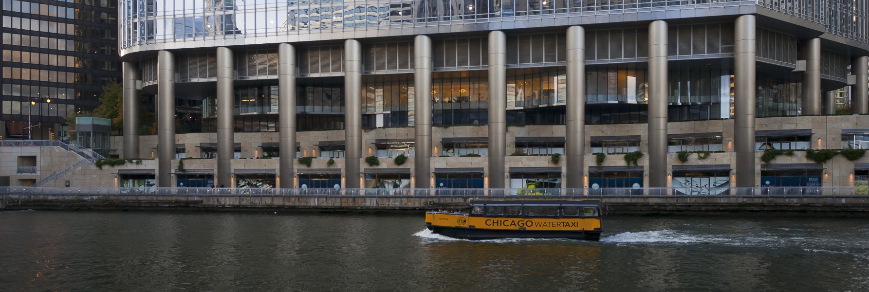 Trump International Hotel and Tower, Chicago riverwalk 2012-10-20, DD 03