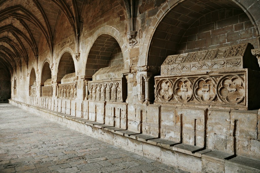 Tumba del claustro-santes creus-1-2010