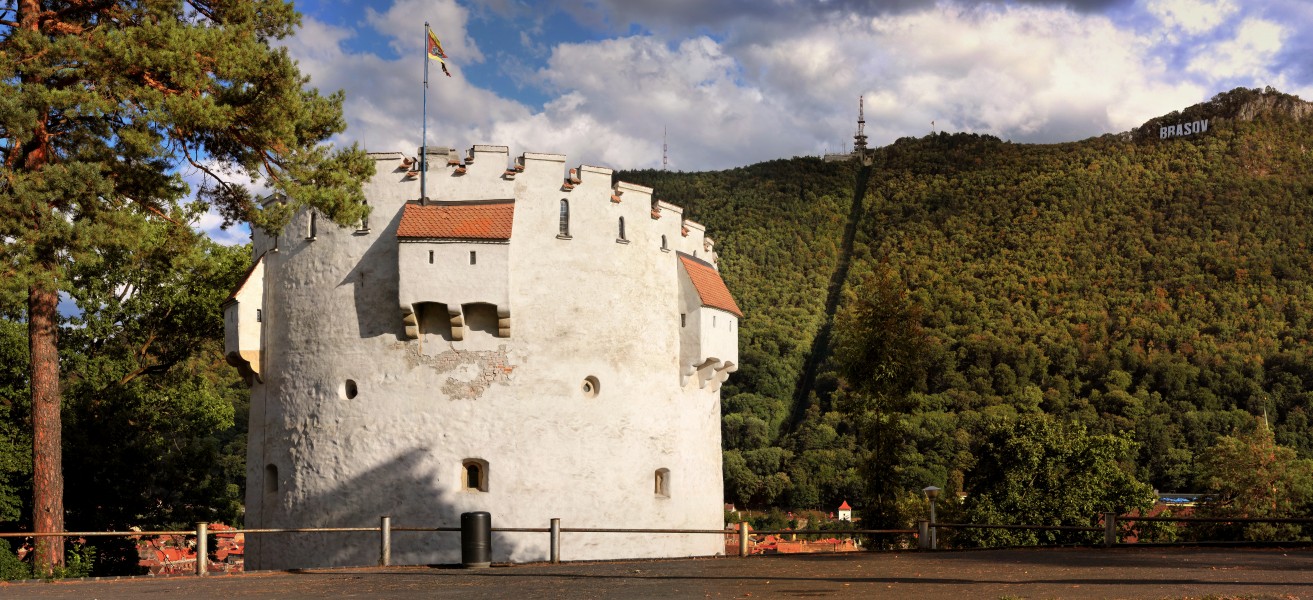 Turnul alb din Brașov; pe fundal se vede Tâmpa