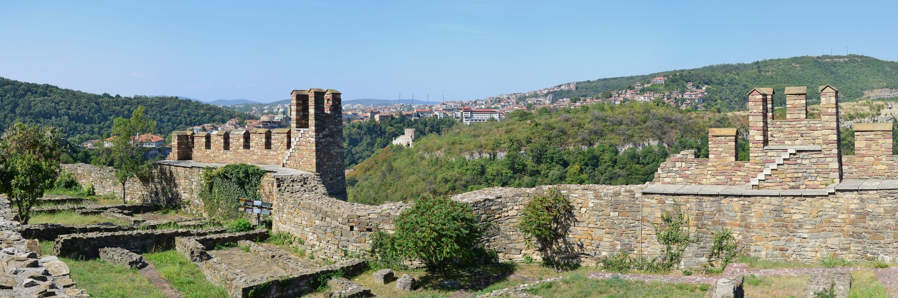Veliko Tarnovo (Велико Търново) - view from Tsarevets 2