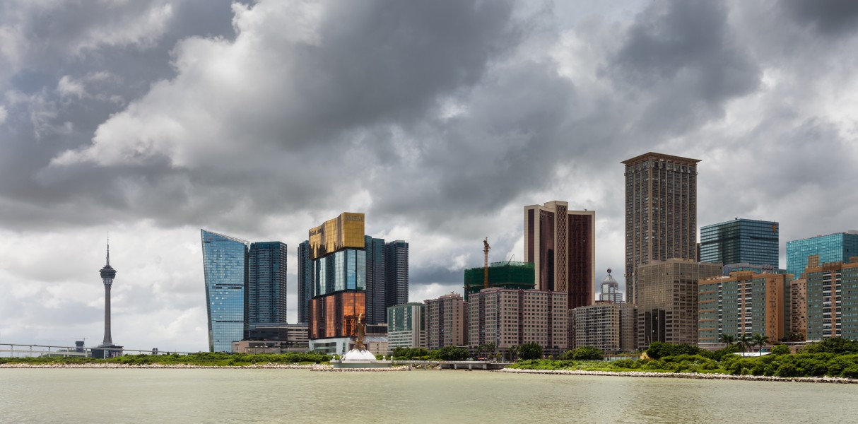 Vista de los casinos desde el Centro de Ciencia, Macao, 2013-08-08, DD 01