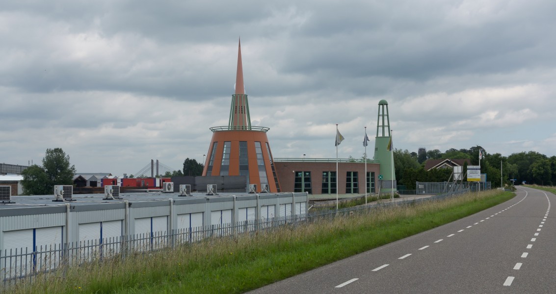 Zaltbommel, kantoorgebouw Van den Herik-Boskalis foto10 2016-06-19 15.36