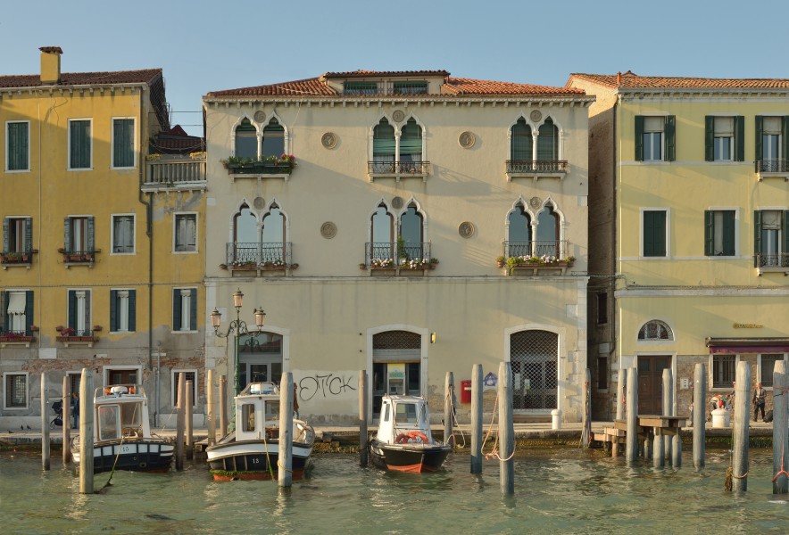 Zattere ufficio postale vista dal Canale Giudecca