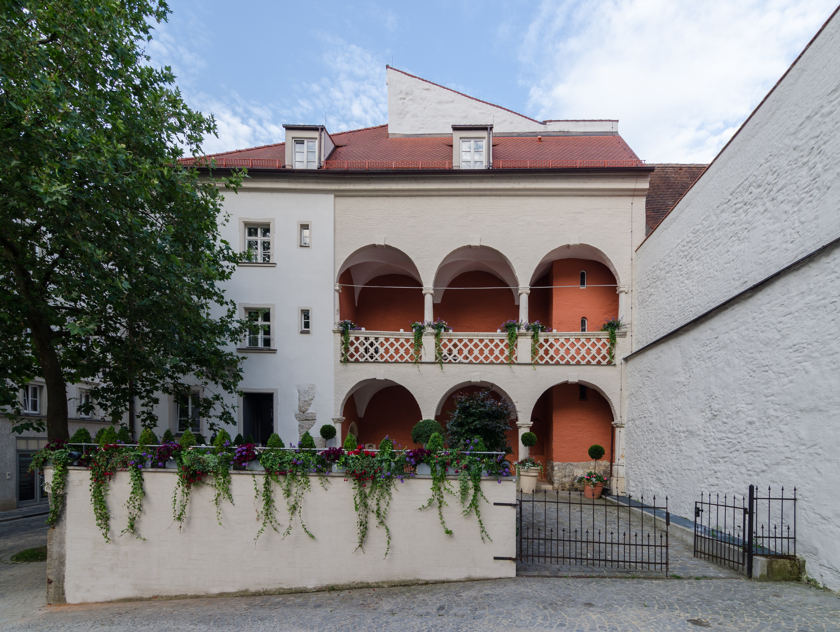 Regensburg, Unter den Schwibbögen 2, 2017-06 CN-01