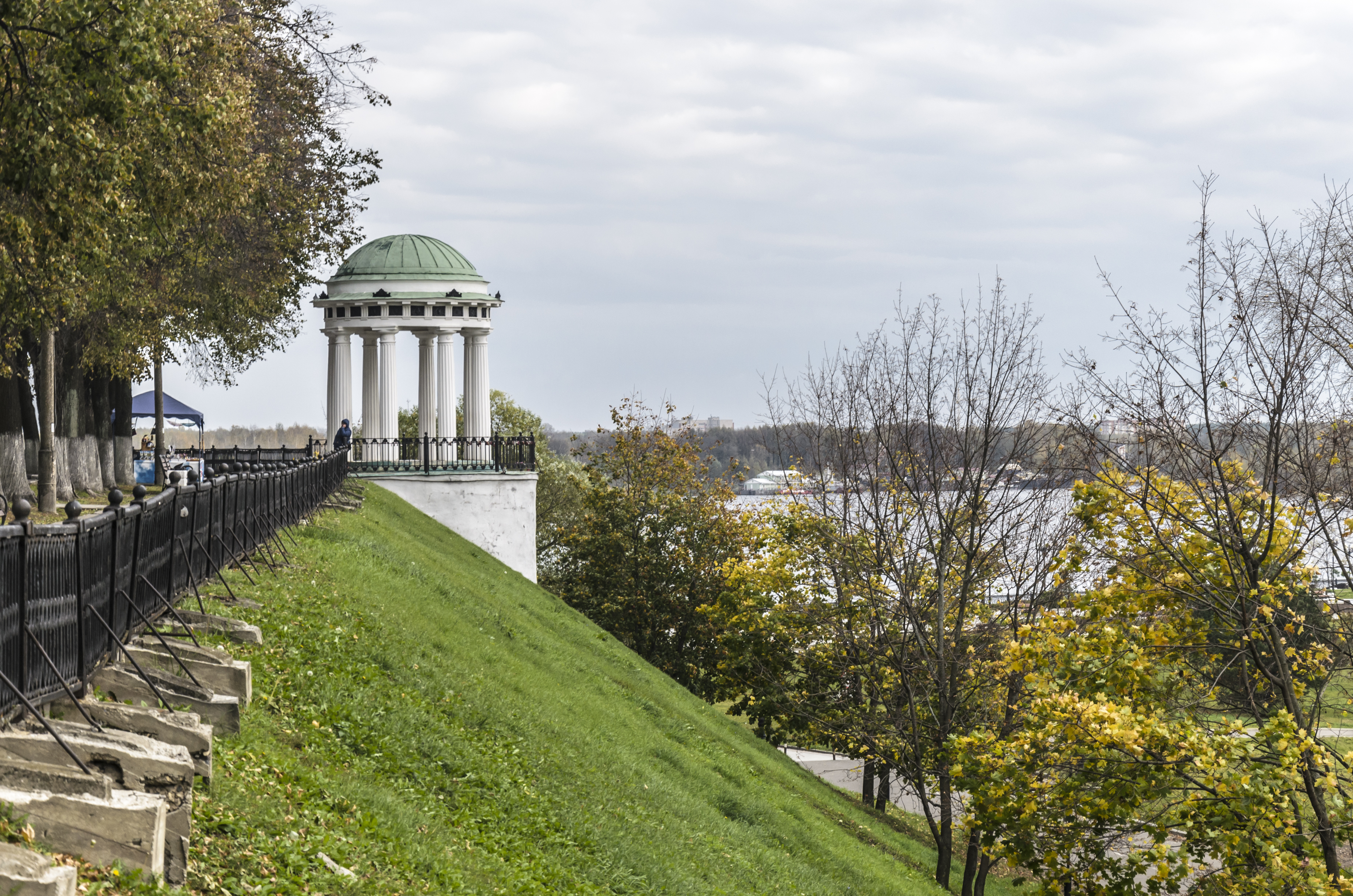 Rotunda at Kotoroslnaya Embankment in Yaroslavl 03