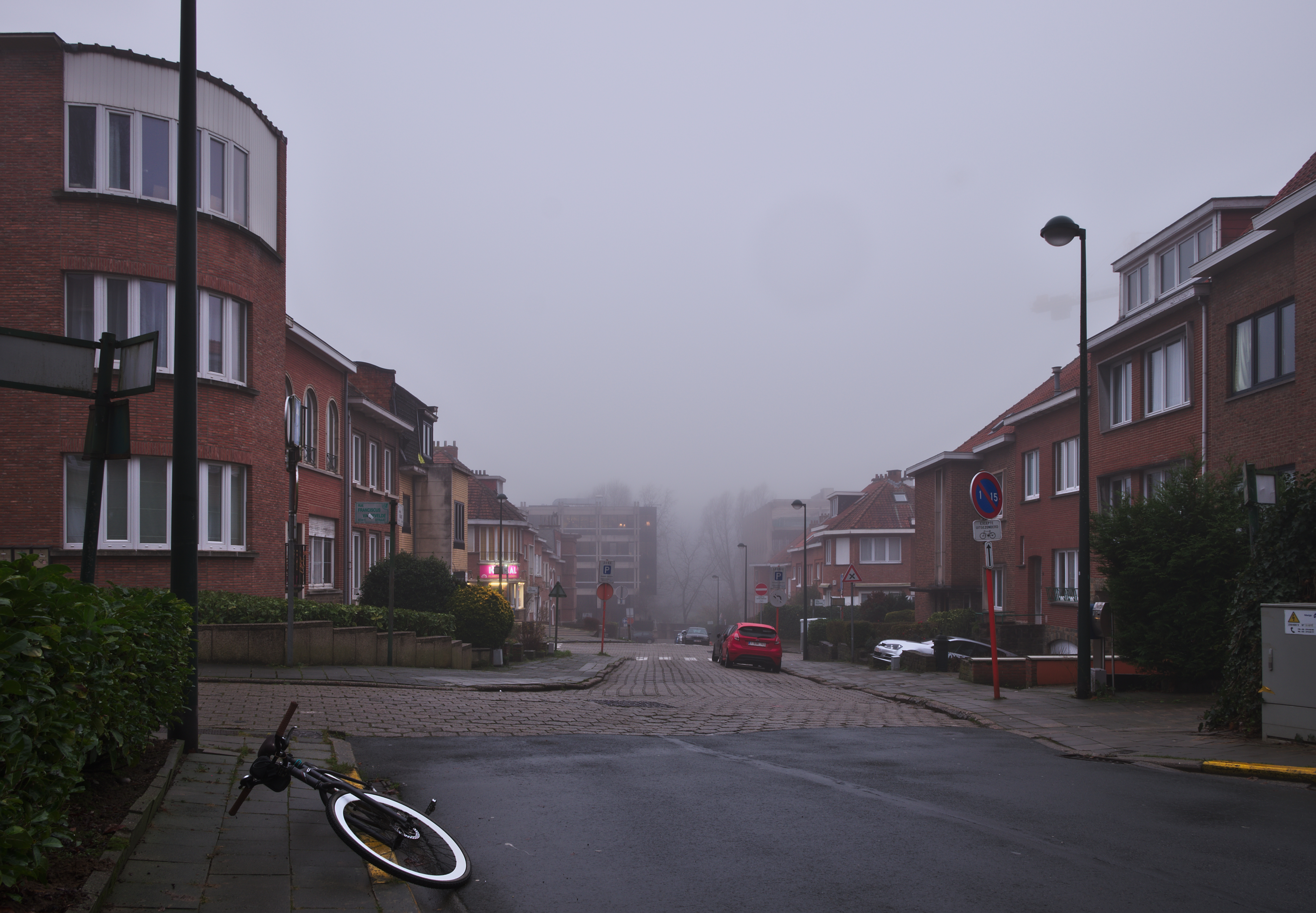 Rue François Bekaert photographed from East to West on a foggy December late afternoon (Auderghem, Belgium)