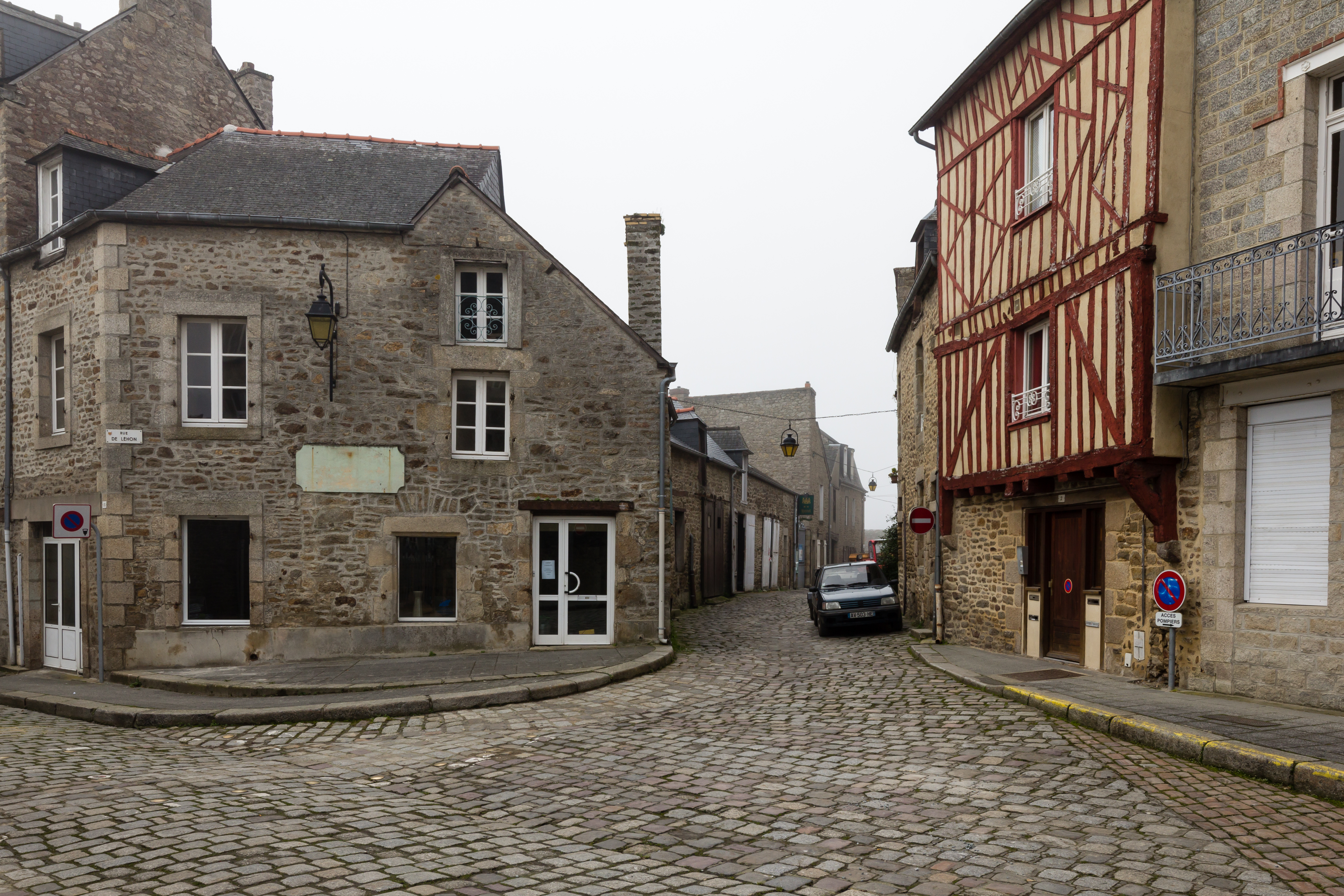 Rue pavée et maisons en pierre et pans de bois à Dinan, France