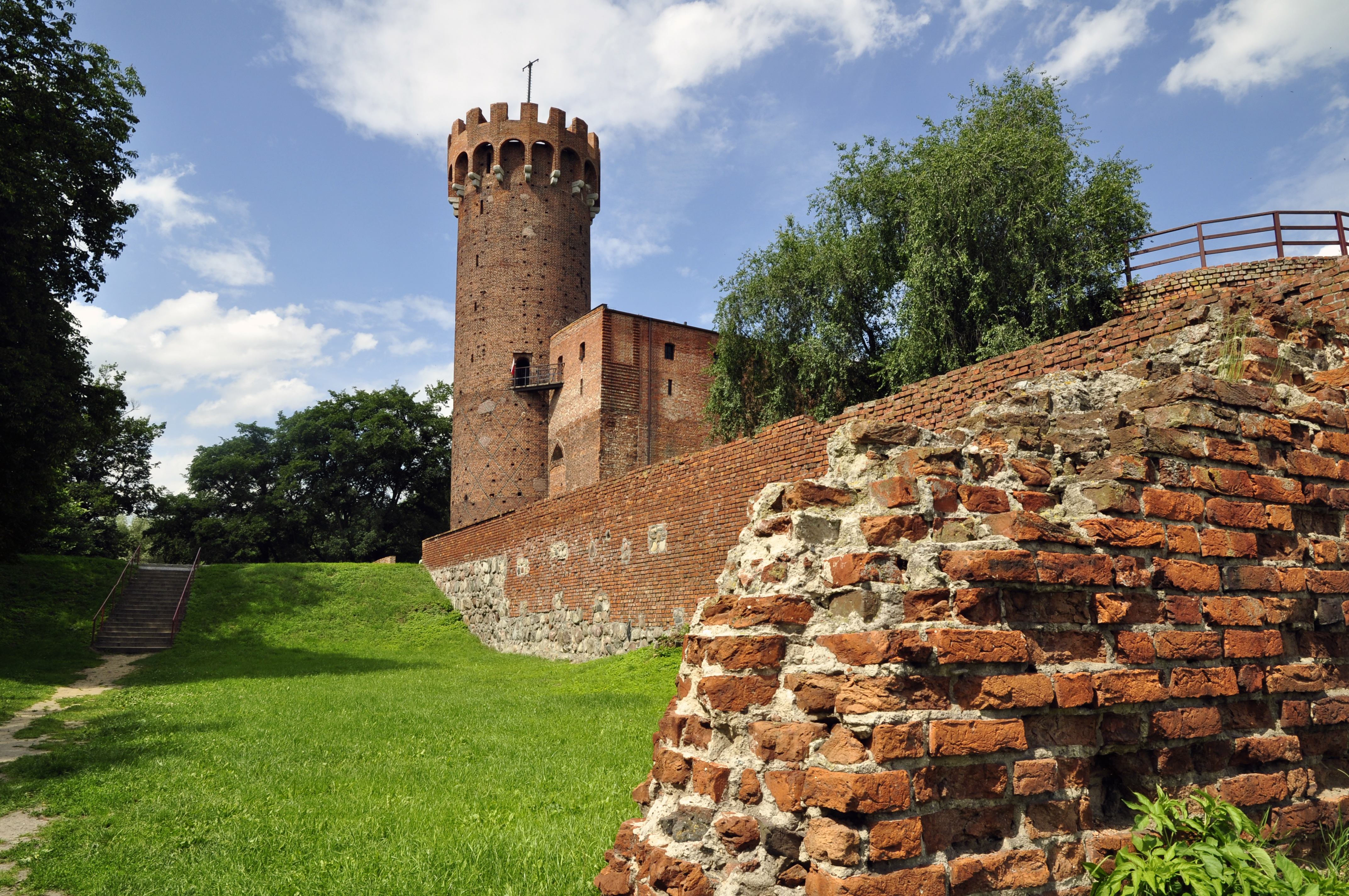 Ruiny zamku krzyżackiego od strony wejścia by AW
