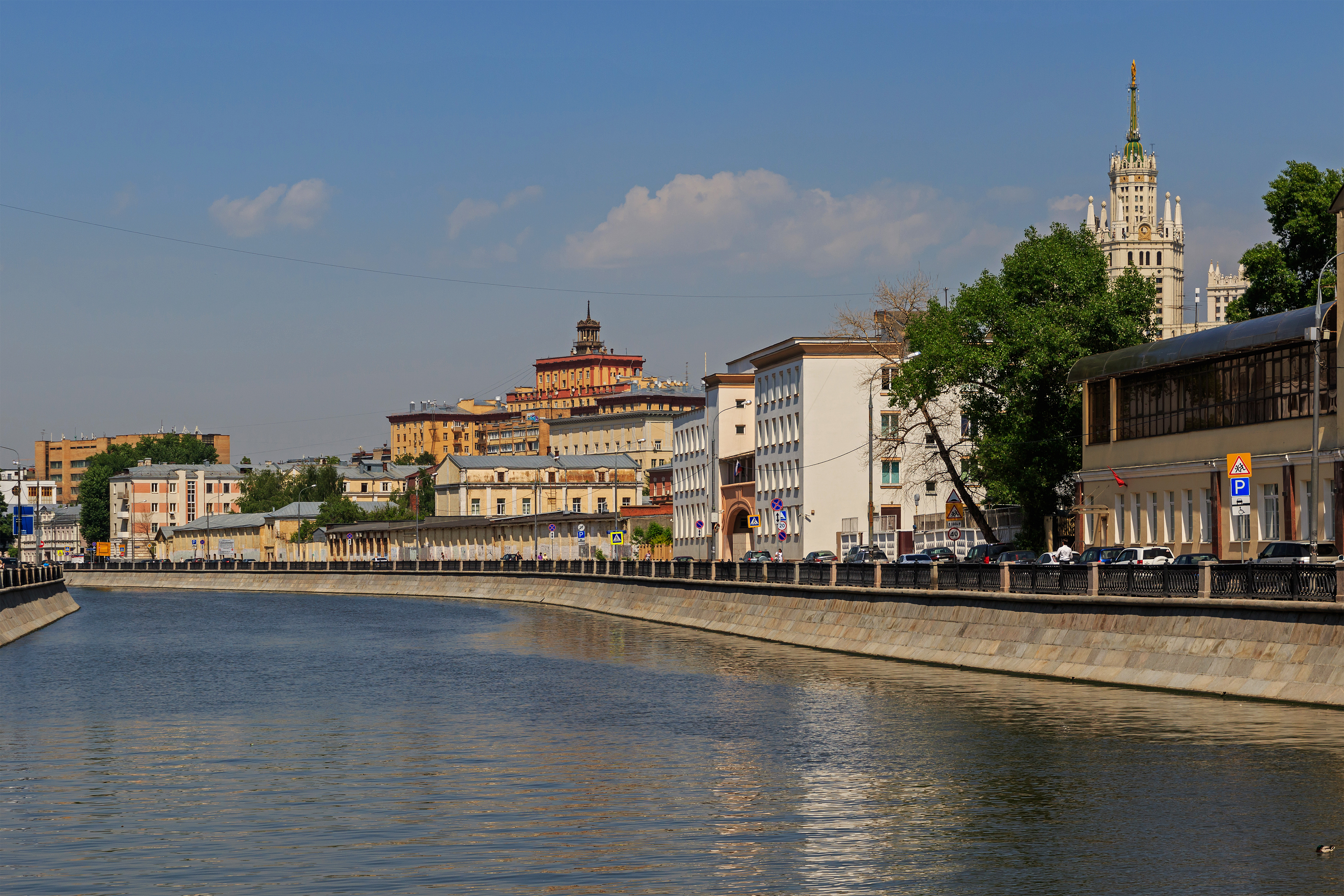 Sadovnicheskaya Embankment in Moscow - view from Ozerkovskaya Embankment 01