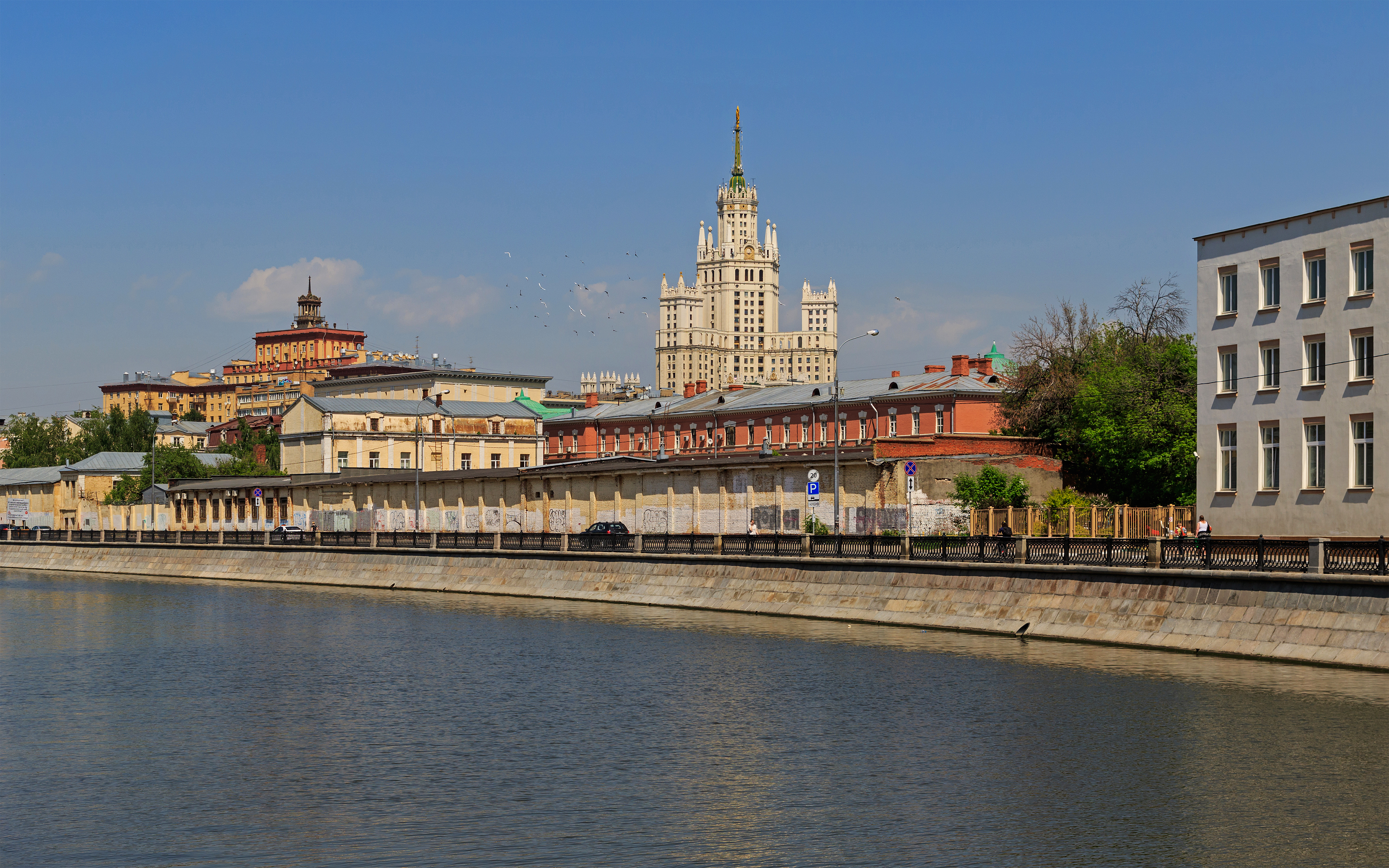 Sadovnicheskaya Embankment in Moscow - view from Ozerkovskaya Embankment 03