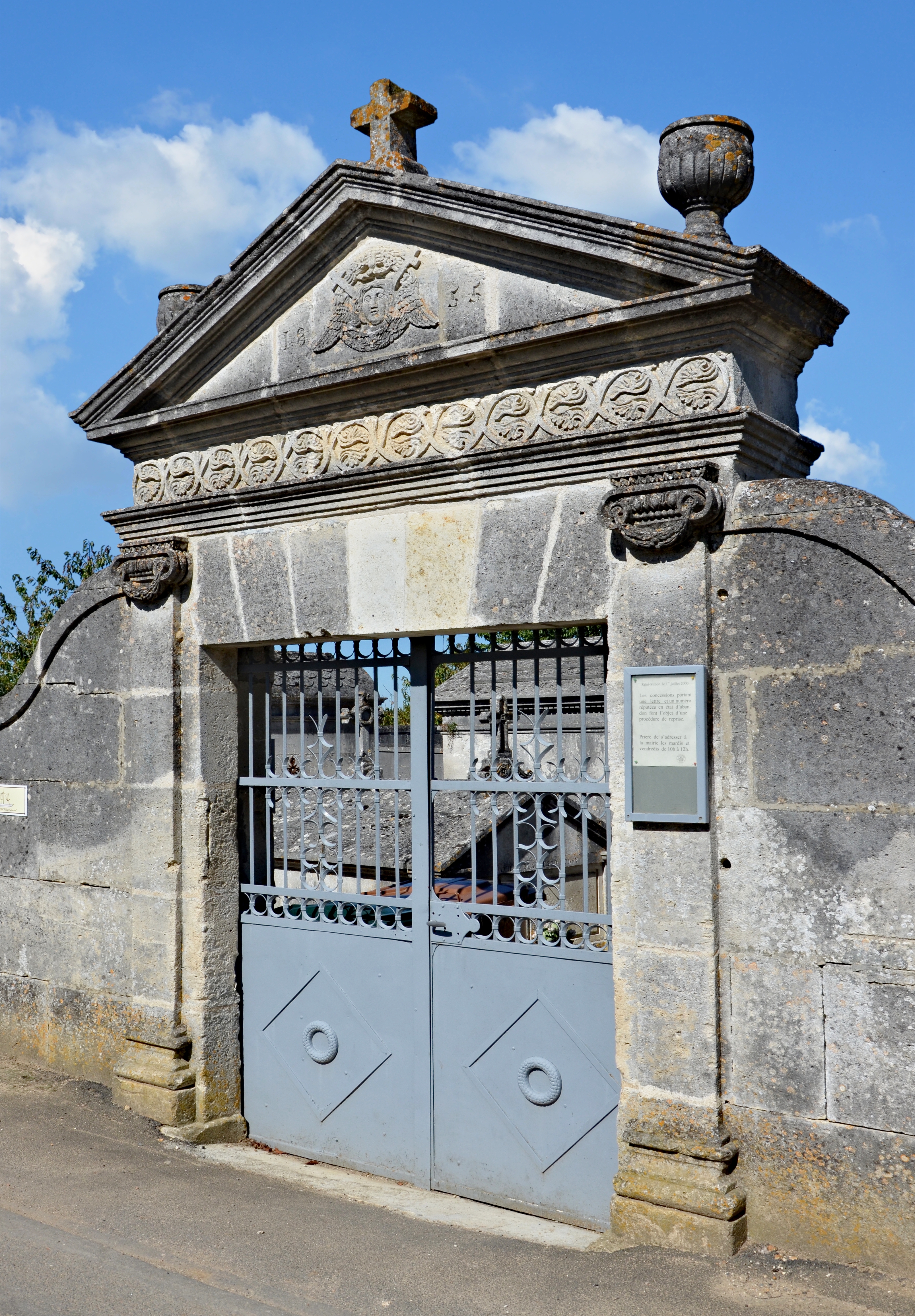 Saint-Simon 16 Portail du cimetière 2013